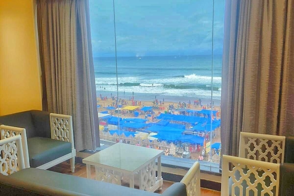 Suite – classic, sjøutsikt | Safe på rommet, skrivebord og skrivebord for bærbar PC