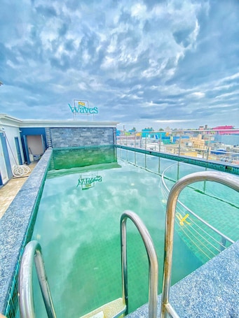 Una piscina al aire libre, guardavidas en la propiedad. Golden Retreat