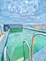 Una piscina al aire libre, guardavidas en la propiedad