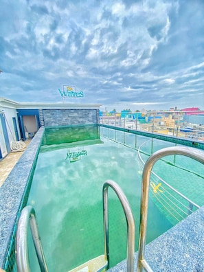 Outdoor pool, lifeguards on site