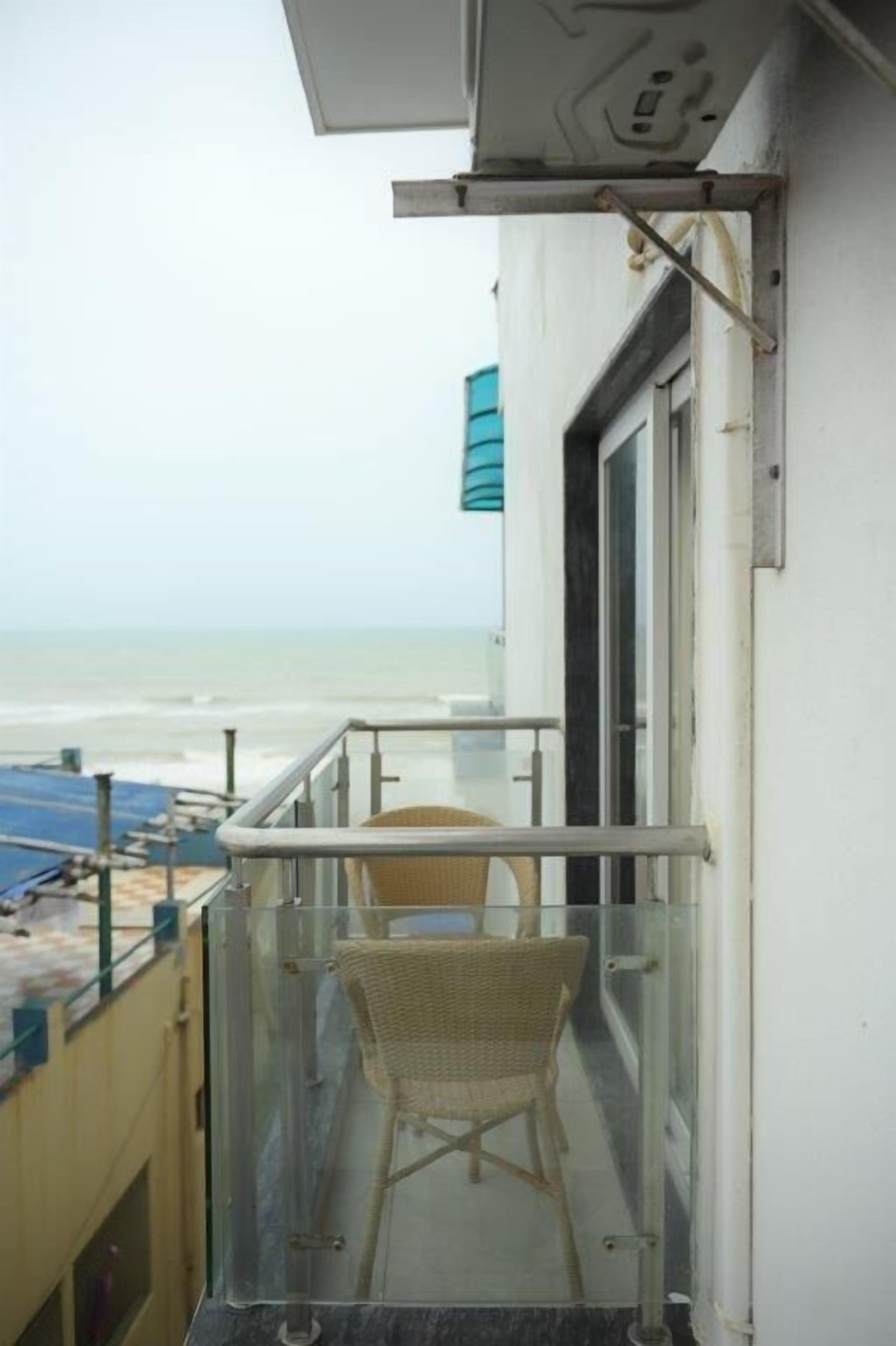Superior Double Room, Partial Sea View | In-room safe, desk, laptop workspace, free WiFi