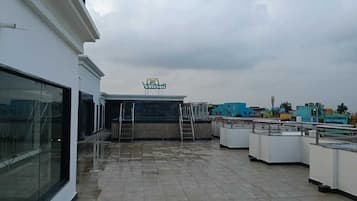 Outdoor pool, lifeguards on site