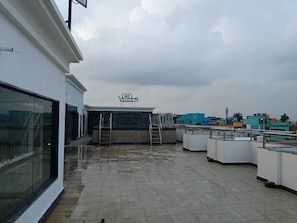 Outdoor pool, lifeguards on site