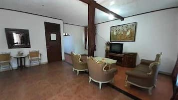Villa, 5 Bedrooms | Living area