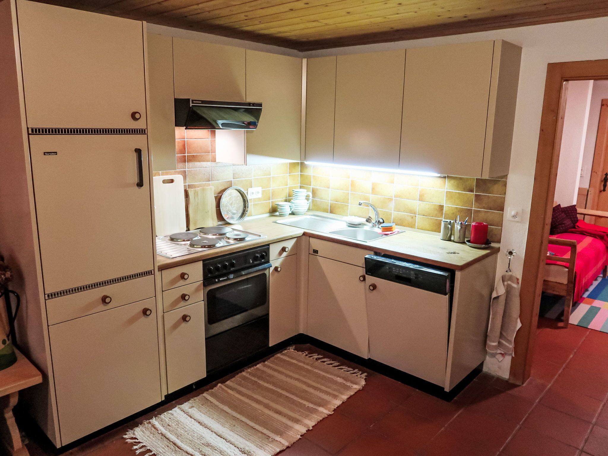 Kühlschrank, Ofen, Geschirrspüler, Kochgeschirr/Geschirr/Besteck