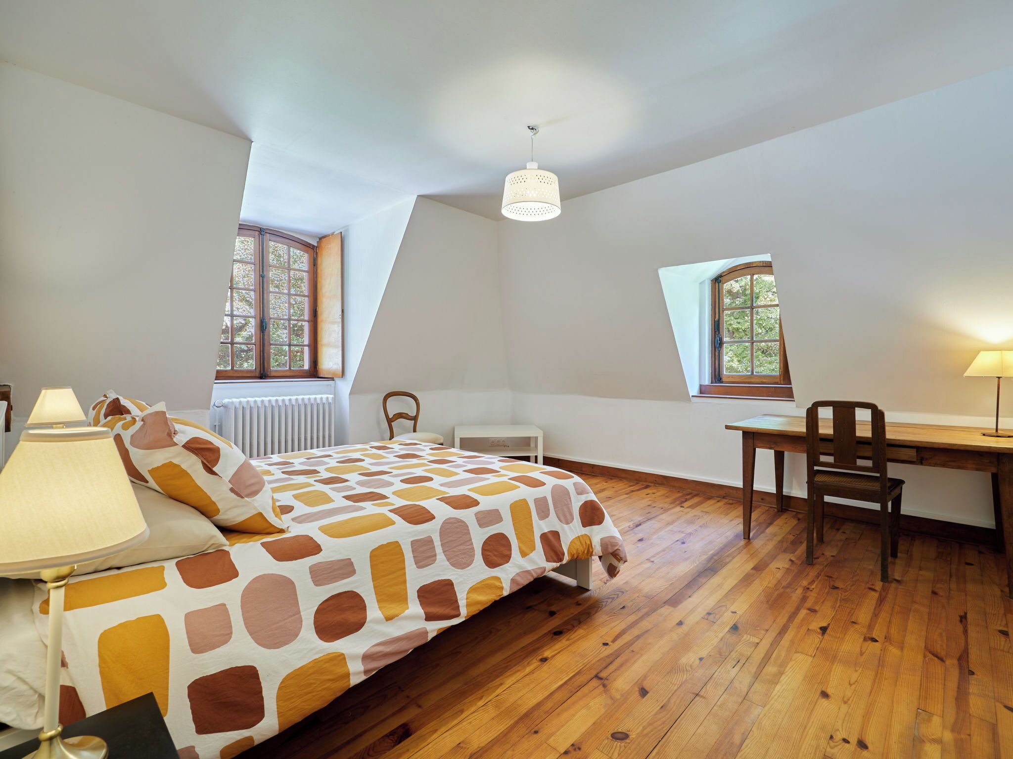 5 室のベッドルーム、デスク、インターネット