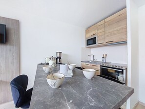 Kühlschrank, Mikrowelle, Ofen, Geschirrspüler