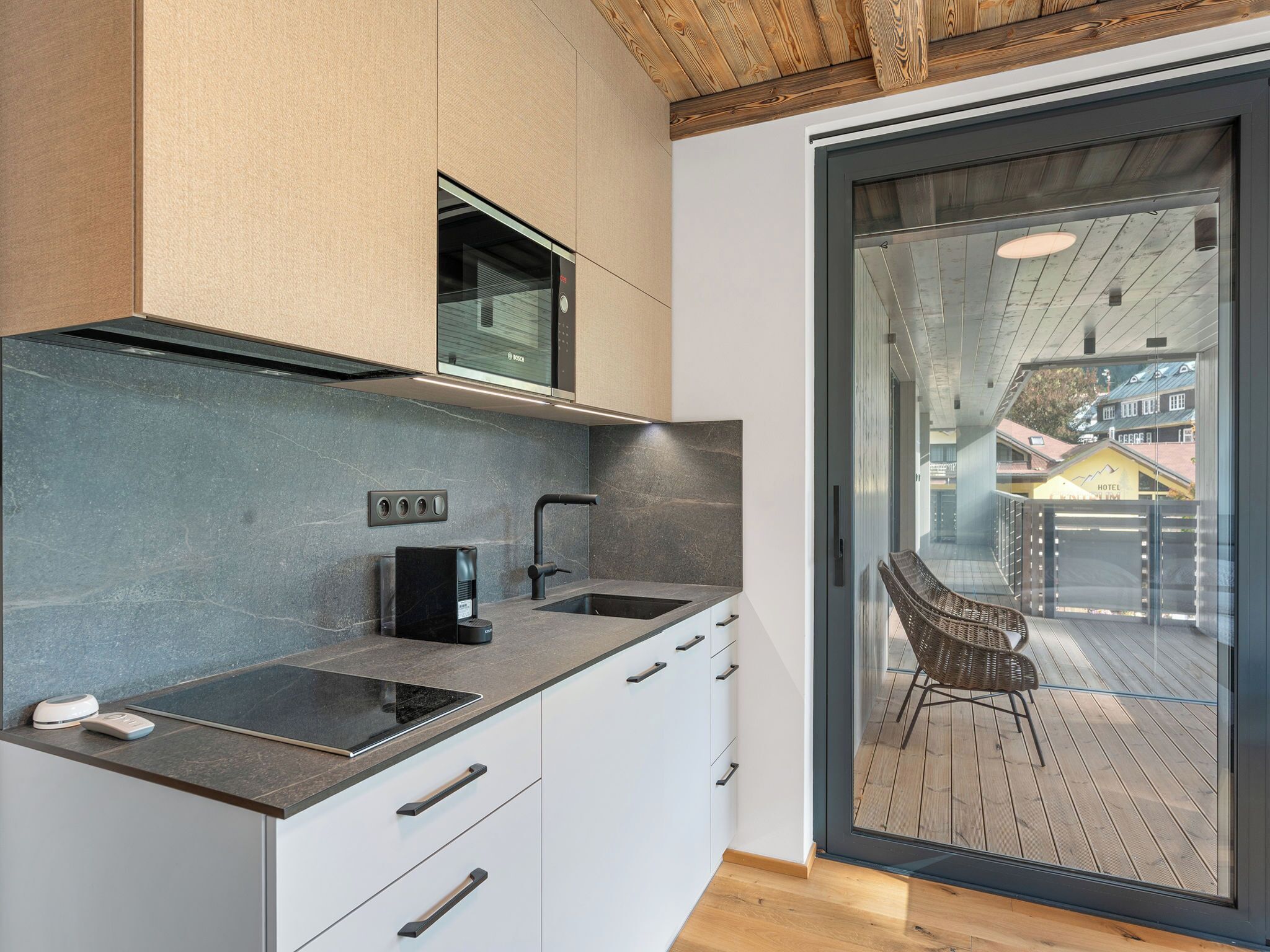 Een koelkast, een microgolfoven, kookgerei, borden en bestek