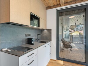 Kühlschrank, Mikrowelle, Geschirrspüler, Kochgeschirr/Geschirr/Besteck