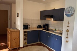Fridge, oven, stovetop, coffee/tea maker