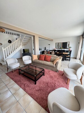 Living area - Renovated House Ty Madeleine – 3 Minutes’ Walk from the Sea, Ideal for Families (Plounéour-Brignogan-plages)