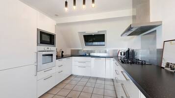 Frigorifero, microonde, forno, piano cottura