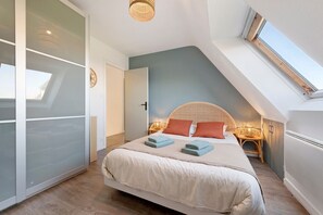 Tabla de planchar con plancha, wifi y ropa de cama 