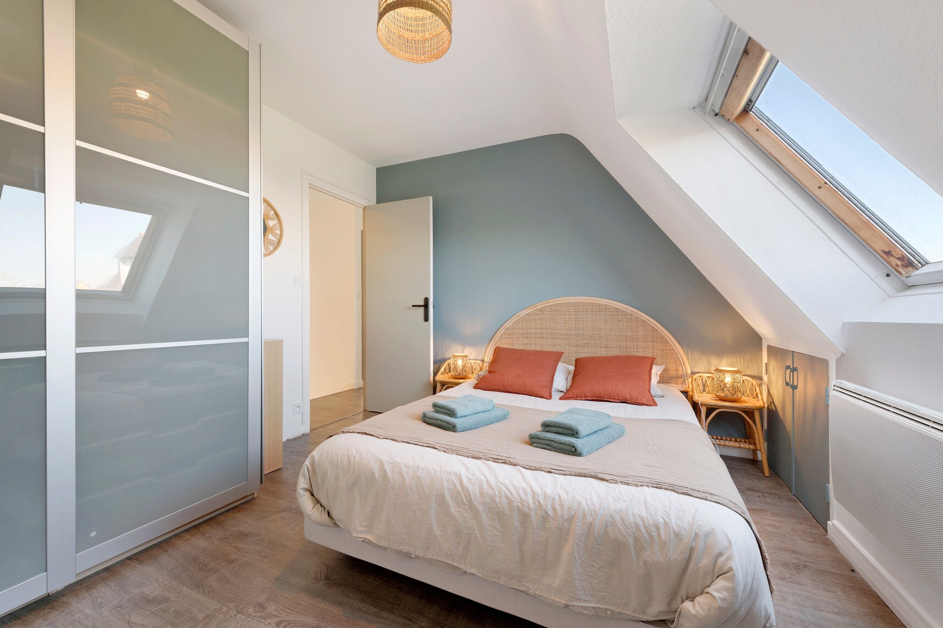 Iron/ironing board, WiFi, bed sheets