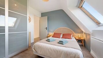 Iron/ironing board, WiFi, bed sheets