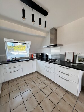 Private kitchen - Renovated House Ty Madeleine – 3 Minutes’ Walk from the Sea, Ideal for Families (Plounéour-Brignogan-plages)