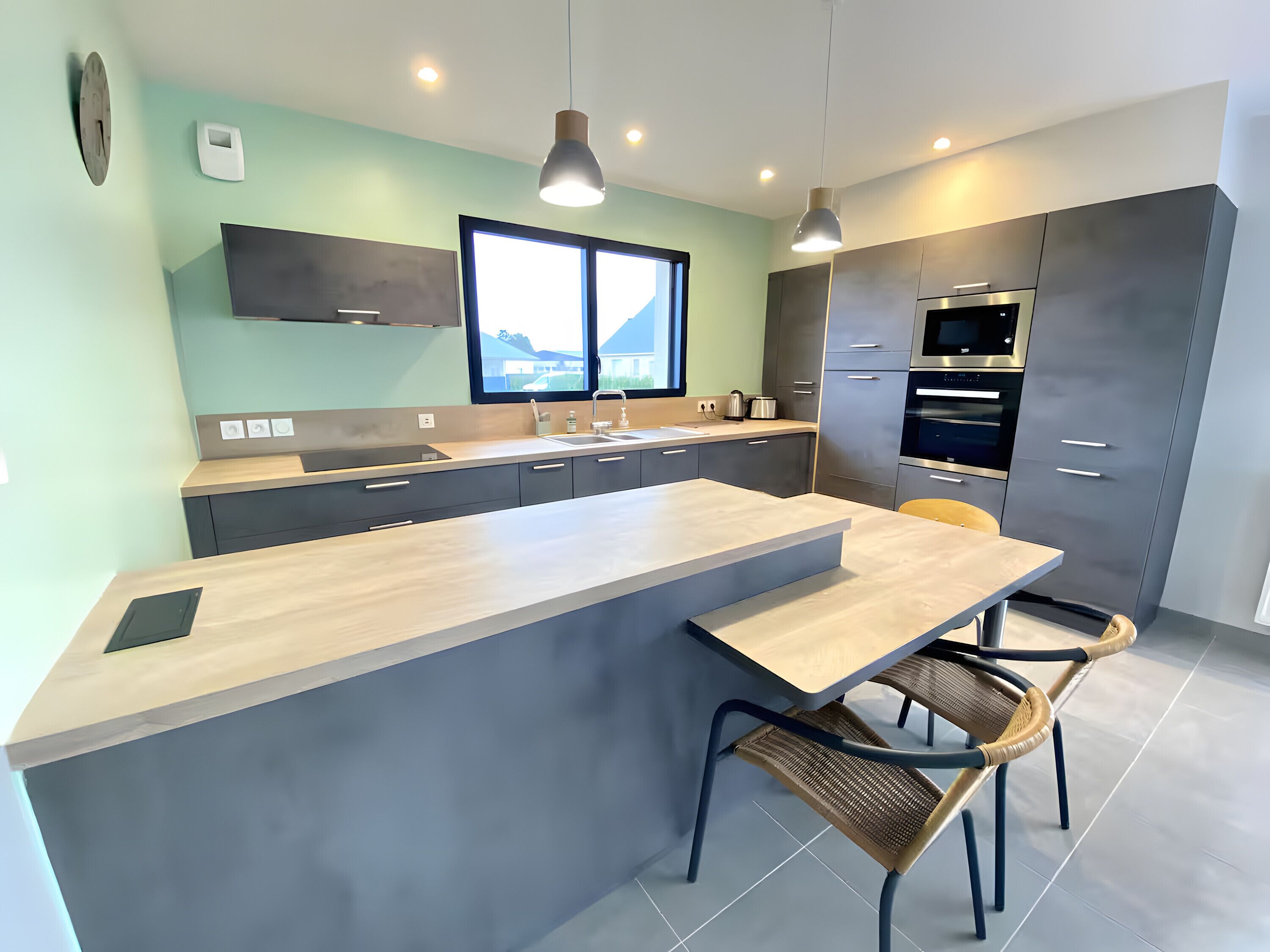 Jääkaappi, mikroaaltouuni, uuni, liesi