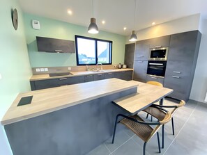 Jääkaappi, mikroaaltouuni, uuni, liesi