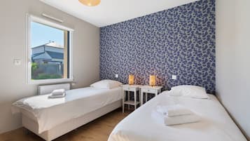 Tabla de planchar con plancha, wifi y ropa de cama