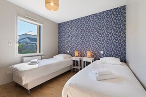 Tabla de planchar con plancha, wifi y ropa de cama 