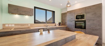 Holiday Home Ty Cath – By the Sea, Terrace, Garden and Wi-Fi