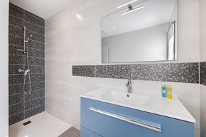 Shower, hair dryer, towels