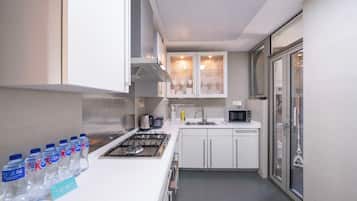 Superior Apartment, 3 Bedrooms, Balcony, City View | Private kitchen