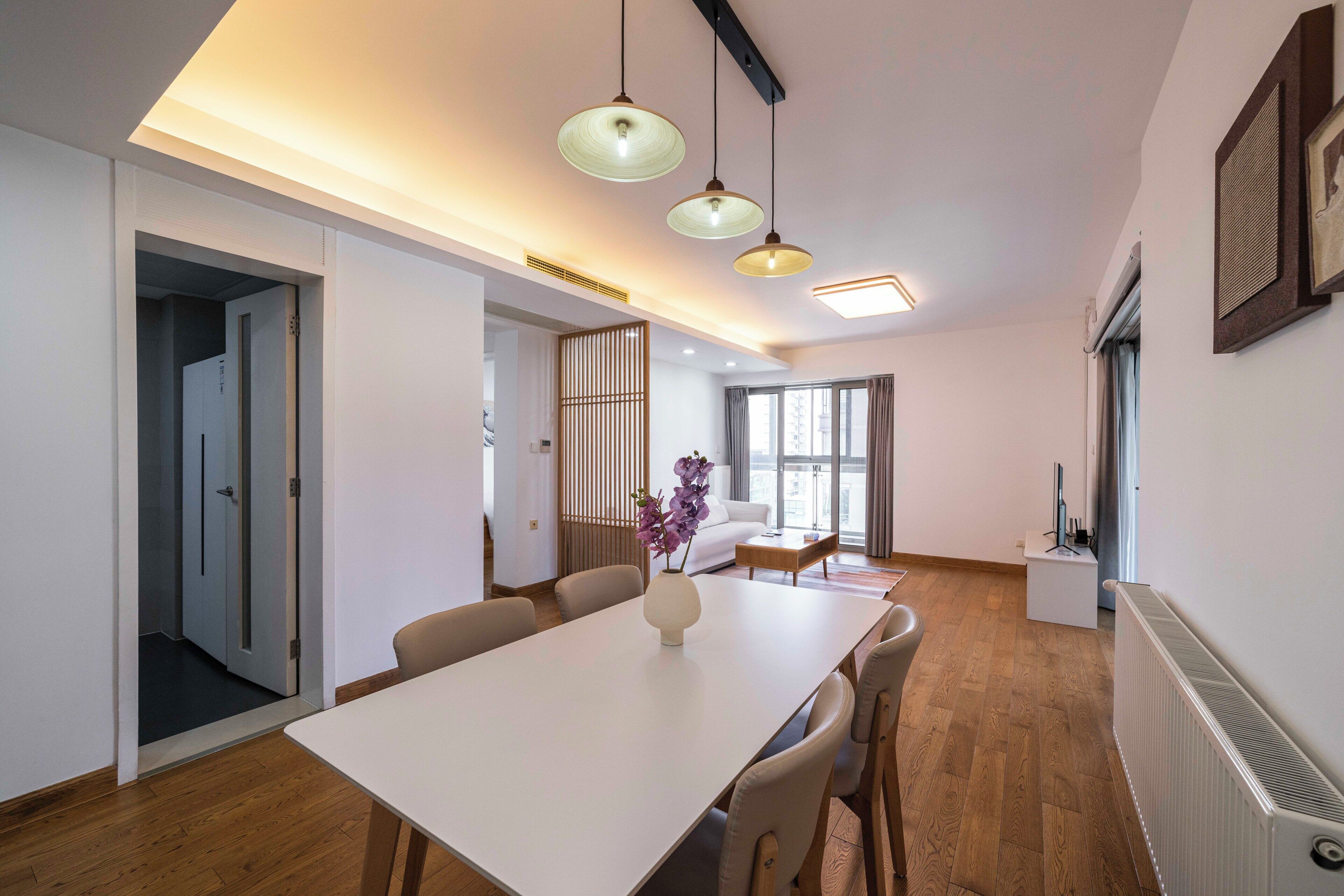 Apartamento superior, 3 quartos, sacada, vista para a cidade | Sala de estar | Smart TV