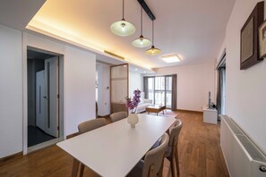 Superior Apartment, 3 Bedrooms, Balcony, City View | Living room | Smart TV