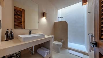 Exclusive Condo, 2 Bedrooms, Balcony, Bay View | Hypo-allergenic bedding, down duvets, Select Comfort beds, in-room safe