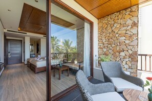 Habitación Deluxe, vista a la alberca | Camas con pillow-top, minibar y caja de seguridad en la habitación 