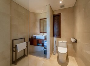 Deluxe Room, Pool View | Bathroom