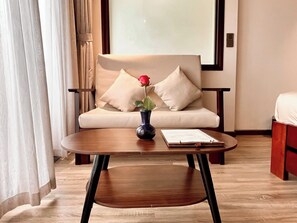 Grand-Zimmer, Poolblick | Pillowtop-Betten, Minibar, Zimmersafe, Verdunkelungsvorhänge