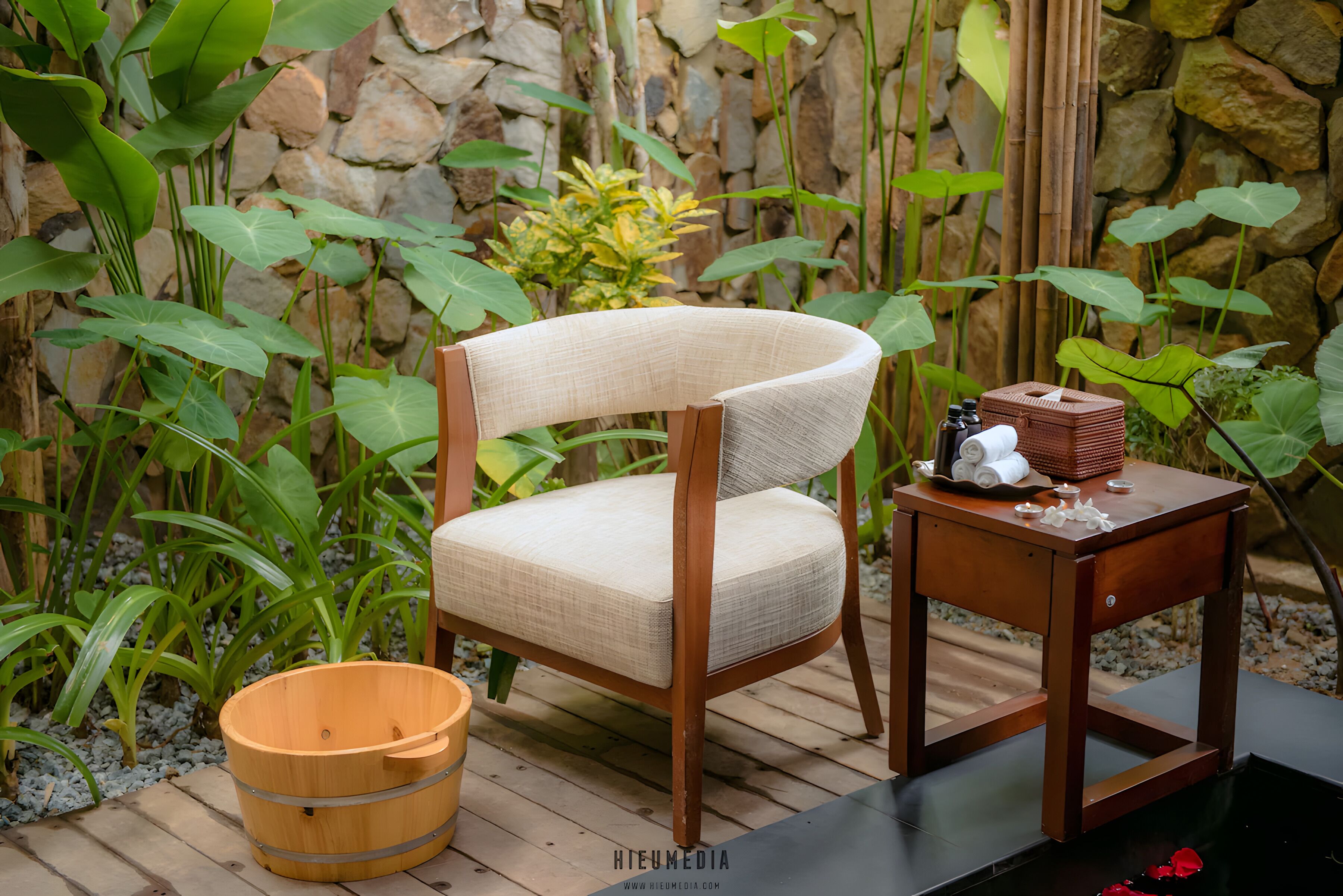 Sauna, steam room, hot stone massages, deep-tissue massages