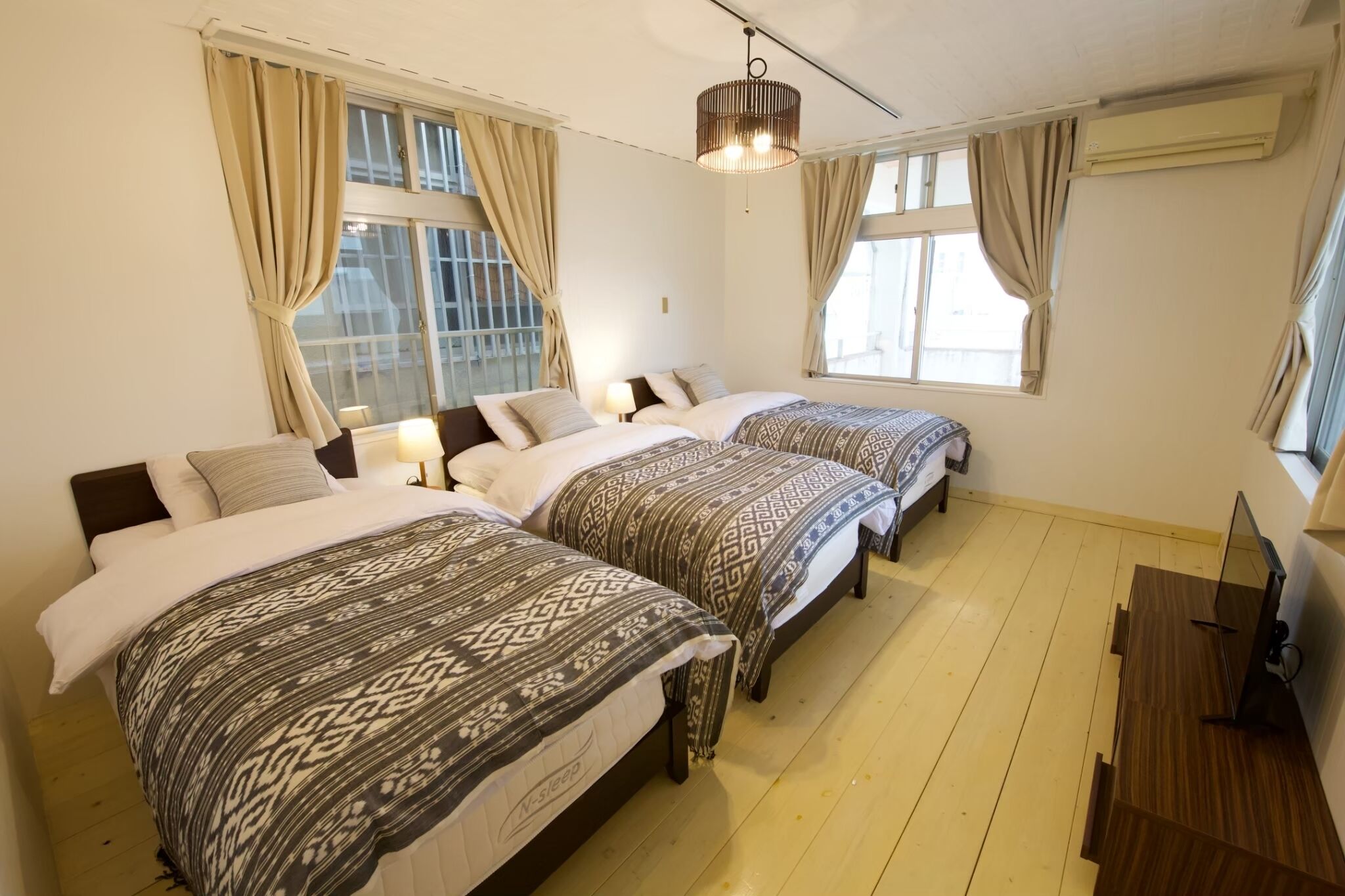 Cortinas blackout, tabla de planchar con plancha y wifi gratis 