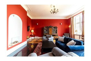 تلفزيون، مدفأة، ستيريو