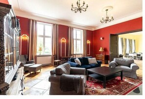 Smart TV, fireplace, books, stereo