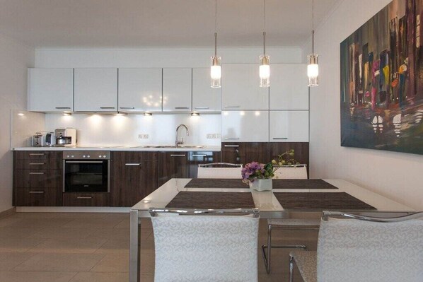 ثلاجة، ميكروويف، فرن، غسالة أطباق