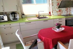 Een koelkast, een microgolfoven, een oven, een kookplaat