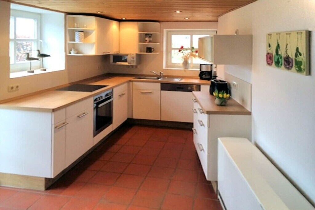 Réfrigérateur, plaque de cuisson, tables à manger