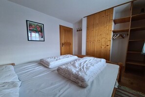 3 bedrooms, iron/ironing board, Internet, bed sheets