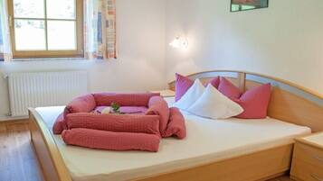 3 bedrooms, desk, iron/ironing board, travel crib