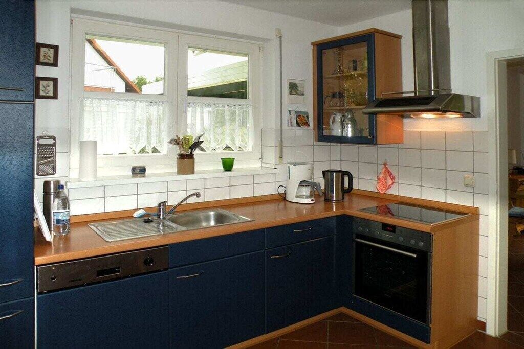 Réfrigérateur, four, plaque de cuisson, tables à manger