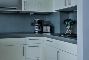 Fridge, stovetop, dishwasher, coffee/tea maker - Holiday apartment in Sylt with 1 bedroom (Westerlandf)