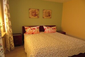 1 bedroom, bed sheets