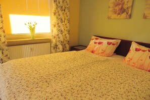 1 bedroom, bed sheets