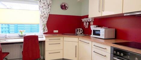 Fridge, oven, stovetop, coffee/tea maker