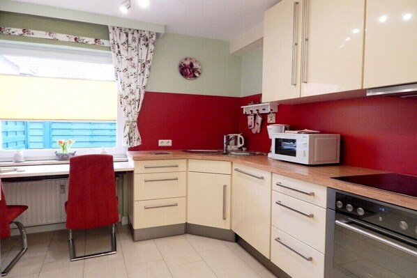 Fridge, oven, stovetop, coffee/tea maker