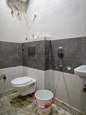 Chambre Deluxe | Salle de bain | Douche, articles de toilette gratuits, serviettes fournies, savon
