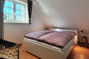 2 عدّة غرف نوم وخدمة الإنترنت وملاءات أسرّة